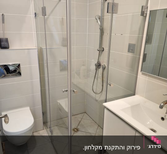 מקלחון זכוכית עם ראש מקלחת מתכוונן